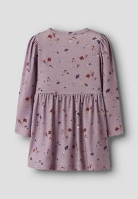 Robe longue à manches longues pour tout-petits en lilas, avec une taille froncée et un imprimé floral et champignon en petits motifs dans des tons terreux doux.