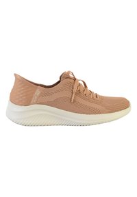 Zapatillas de malla rosa claro con un talón texturizado, punta redonda y suela blanca flexible. Cuenta con cordones y una marca en el lado.