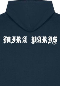 Marineblauwe hoodie met grote witte gotische tekst "MIRA PARIS" op de achterkant. Voorzien van een trekkoord in de capuchon en een zachte stoftextuur.