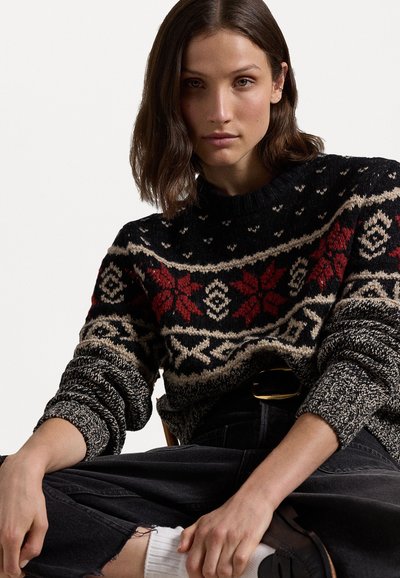 Pulover tricotat în negru, crem și roșu, având un model floral. Mâneci lungi, guler ribbat și o croială lejeră cu accente texturate.