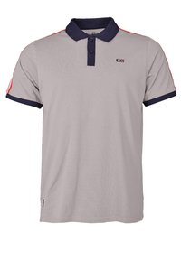 Jasnoszara koszulka polo z granatowym kołnierzykiem i mankietami, z czerwonymi paskami na rękawach, z dwu guzikiem przy dekolcie oraz małym logo na piersi.