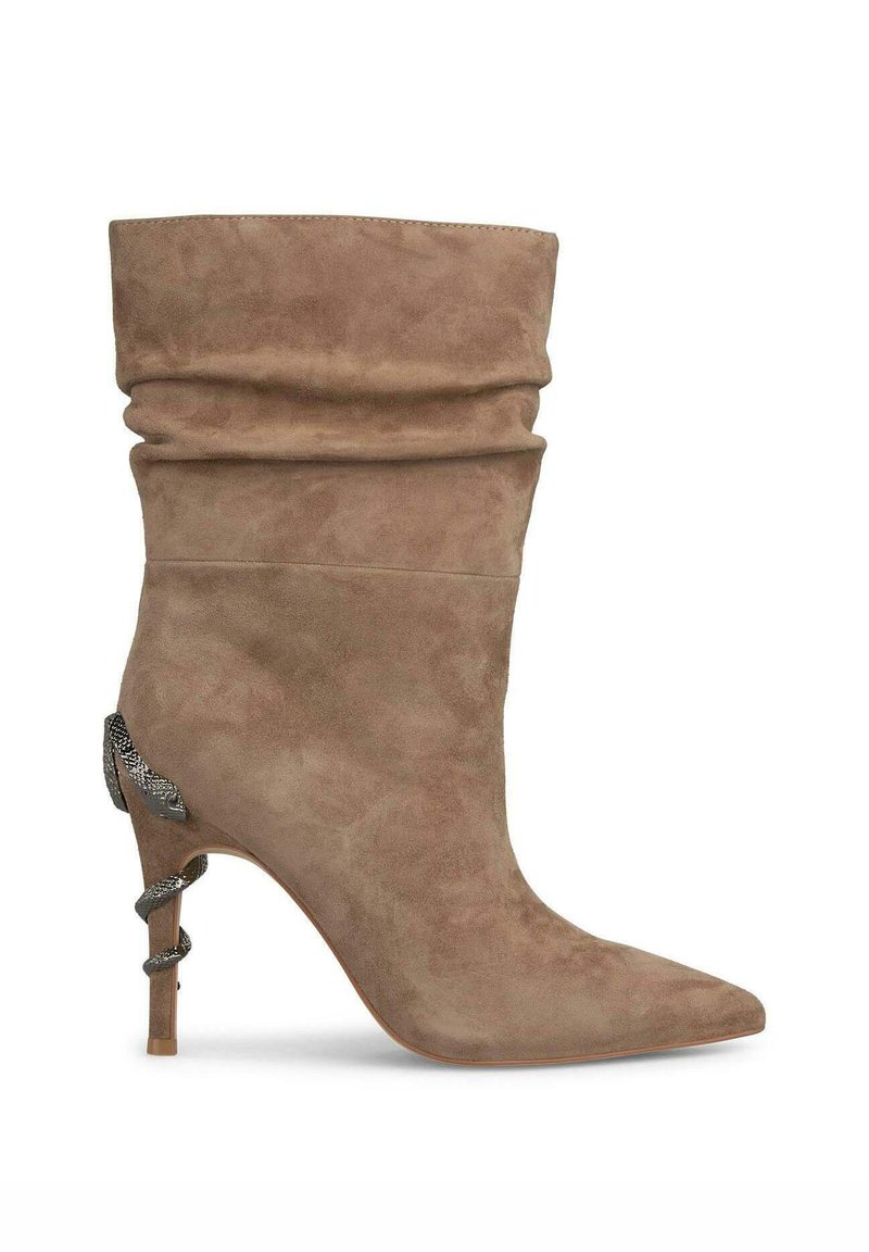 Stivale ankle in suede tan con design morbido, punta affilata e tacco a stiletto alto. Presenta un hardware a motivo di serpente sul tacco.
