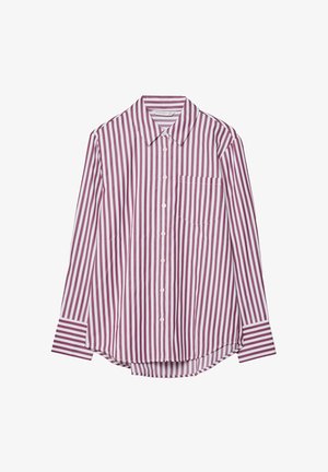 Chemise à manches longues à boutons avec des rayures verticales bordeaux et blanches. Elle possède un col et une poche poitrine, avec un ourlet arrondi.