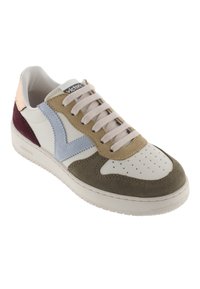 Sneaker blanche avec des accents en daim colorés en bleu, vert et bourgogne. Dispose d'un bout perforé, de lacets beiges et d'une semelle en caoutchouc.