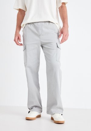 Pantalons cargo gris clair avec une taille élastique, jambes droites et poches latérales. Fabriqués dans un tissu doux, offrant une coupe décontractée.