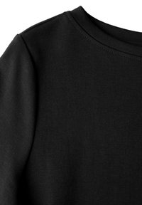 Schwarzer Baumwollpullover mit Rundhalsausschnitt und glatter Textur. Der Stoff hat einen leichten Stretch mit sichtbaren Nähten entlang der Kanten.