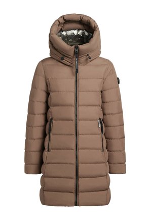 Abrigo acolchado en marrón claro, con un cuello alto, dos bolsillos laterales con cremallera y un forro plateado brillante. Patrón de acolchado horizontal en toda la prenda.