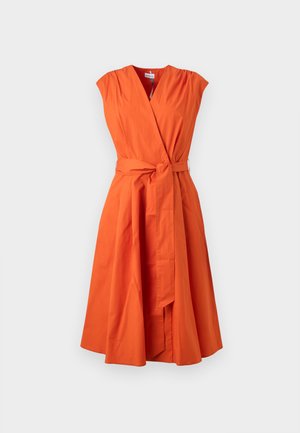 Ærmeløs orange slå-om-kjole med V-hals og matchende stofbælte bundet i taljen, udvidet midilængde nederdel, ensfarvet baggrund.