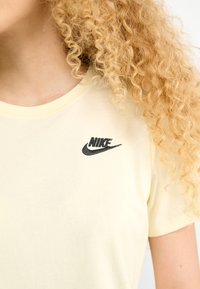 Nike Sportswear CLUB TEE - Základné tričko - coconut milk/(black)