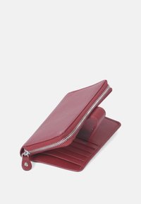 Rode leren portemonnee met een ritssluiting, voorzien van meerdere kaartsleuven en een gestructureerd oppervlak. Opent om een vak voor munten te onthullen.