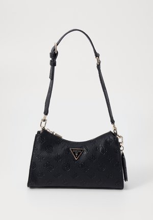 Sac à main noir texturé Guess avec bandoulière réglable, ferrures argentées et plaque logo triangulaire au centre avant.