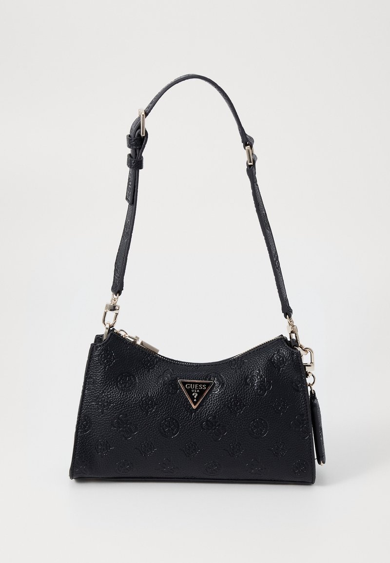 Sac à main noir texturé Guess avec bandoulière réglable, ferrures argentées et plaque logo triangulaire au centre avant.