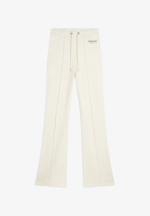Pantaloni della tuta color crema con vita con cordoncino, caratterizzati da pieghe verticali e un piccolo logo "FREDDY MOV" sul lato sinistro.