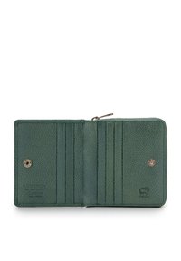 Portafoglio in pelle verde con superficie testurizzata; compartimento con zip, più slot per carte e chiusura a scatto in metallo.