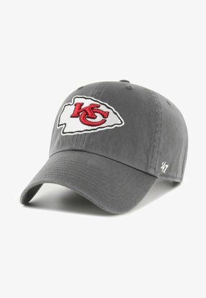 Graue Baseballkappe mit Kansas City Chiefs-Logo in Rot und Weiß vorne und kleinem weißen ’47’-Logo an der Seite.
