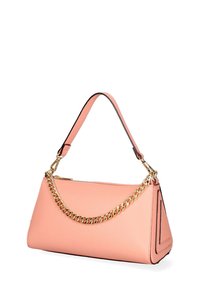 Borsa in pelle pesca con forma rettangolare, dotata di manico a catena dorata e dettagli neri, superficie testurizzata con dettagli triangolari.