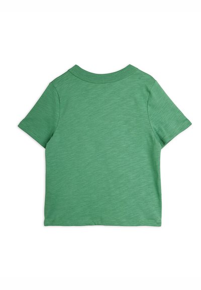 Απλό πράσινο παιδικό t-shirt με κοντά μανίκια, εμφανιζόμενο από πίσω σε λευκό φόντο.