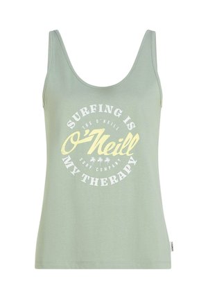 Camiseta sin mangas de color verde claro con escote redondo y tirantes anchos. En el frente muestra texto en blanco y amarillo junto con un gráfico de sol y palma.