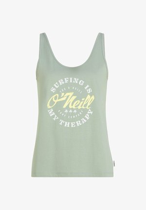 Camiseta sin mangas de color verde claro con escote redondo y tirantes anchos. En el frente muestra texto en blanco y amarillo junto con un gráfico de sol y palma.