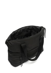 Čierna pufovaná taška z mäkkej tkaniny. Obsahuje zipsové zapínanie, dve ušká a vonkajšiu kapsu so zipsom.
