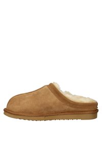 Bruna mockasiner i mocka med en mjuk, krämfärgad shearling-foder och en strukturerad gummisula. Rundad tå och öppen bakdesign.
