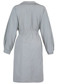 Robe gris clair à manches longues avec une taille cintrée, un col en V et des manches froncées. Le tissu semble lisse et légèrement drapé.