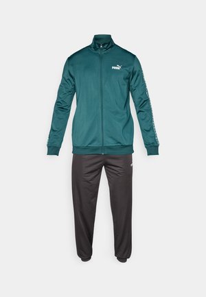 Teal zip-up Puma-träningsjacka med logga på bröstet och svarta Puma-träningsbyxor mot en helt vit bakgrund.