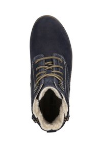 Granatowe botki sięgające kostki, wykonane z gładkiej skóry, z futrzanym wykończeniem, teksturowanym szwem oraz metalowymi elementami dla dodatkowego akcentu.