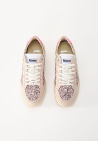 Sneaker blu con parte superiore in glitter rosa chiaro, dettagli in suede beige, lacci bianchi e un tab in rosa sul tallone. Design classico a scarpa bassa.