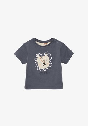 Donkergrijze t-shirt met korte mouwen, met een leeuwengezicht ontwerp in wit en beige, met daaronder de slogan "Kun je 'Grom' zeggen?" Twee drukknoopjes op de schouder.