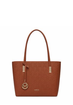 Sac cabas en cuir marron avec motif embossé, deux bandoulières, détails rectangulaires dorés et un charm rond doré en forme de M suspendu à une bandoulière.