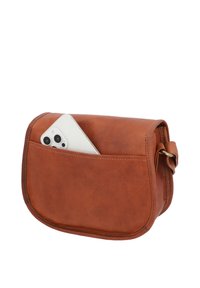 Brun læder crossbody taske med en hvid smartphone, delvist synlig i dens ydre frontlomme mod en hvid baggrund.