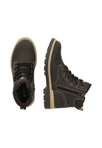 Bruna ankelstövlar med en texturerad läderutsida, rund tå, snörningssystem, sidodragkedja och en robust gummisula med framträdande mönster.