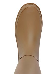 Brązowy gumowy but z zaokrąglonym czubkiem i gładką, błyszczącą powierzchnią. Posiada lekką szpilkę i bezszwowy design.