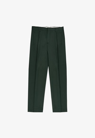 Pantalones verdes de tela texturizada, con bolsillos laterales, corte recto y un diseño entallado sin cierre visible.