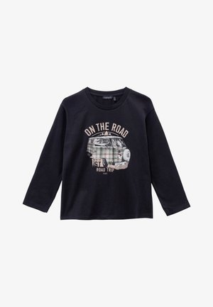 T-shirt noir à manches longues présentant un graphique d'un van vintage avec un motif à carreaux, et un texte qui dit "SUR LA ROUTE 1er ROAD TRIP."