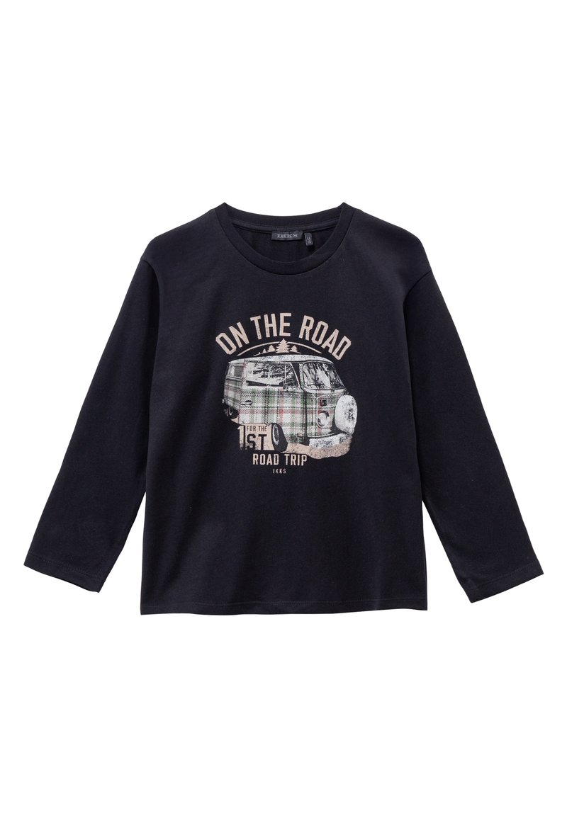 Zwarte longsleeve t-shirt met een graphic van een vintage bus met een ruitpatroon, en tekst die leest "ON THE ROAD 1e ROAD TRIP."