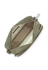 Borsa cosmetica verde in suede con zip argentata, aperta per mostrare l'interno vuoto in tessuto beige.