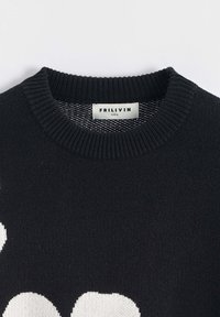 Pull en tricot noir avec un col rond, un col côtelé et de grandes formes abstraites blanches. L'étiquette indique "FRILIVIN" taille M.