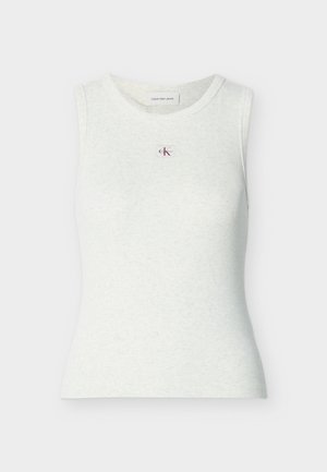 Ærmeløs hvid tanktop i blødt, strækbart materiale med ribbet tekstur. Har en lille rød logo foran. Glat halsudskæring og kant.