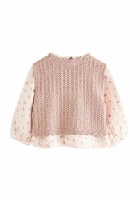 Gebreide roze trui met een textuurontwerp over een lichtgewicht blouse met bloemmotief, voorzien van pofmouwen en een ronde halslijn.