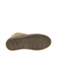 Beige slipper met een zachte, getextureerde bovenkant en een rubberen zool. De zool heeft een gepatternde grip en een cirkelvormige logo-detail.