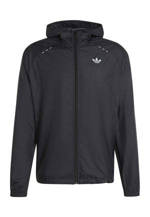 Zwarte lichtgewicht jas met capuchon, volledige rits aan de voorkant, elastische manchetten en klein wit Adidas-logo op de linkerborst.
