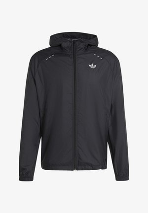 Veste légère noire à capuche avec fermeture éclair complète sur le devant, poignets élastiques et petit logo Adidas blanc sur la poitrine gauche.