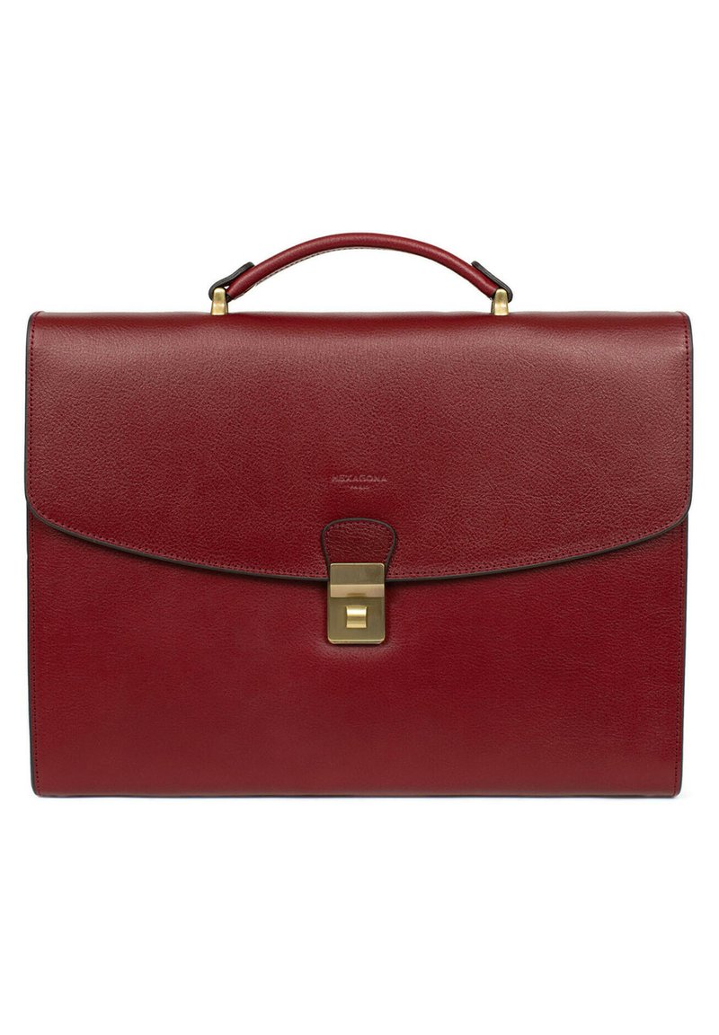 Rode leren aktetas met een gladde textuur, voorzien van een flapsluiting, gouden hardware en een handvat aan de bovenkant. Eenvoudig en rechthoekig ontwerp.