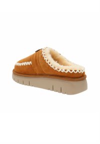 Pantofole in suede marrone con fodera in pelliccia sintetica, cuciture bianche a zigzag e suola leggera beige. Punta rotonda e design slip-on.