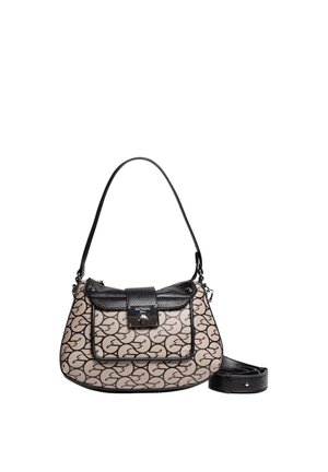 Beige-schwarze Designertasche für die Schulter mit wiederholtem abstraktem Logo-Muster, Frontklappentasche, silberner Verschluss und abnehmbarem schwarzem Riemen, der daneben zusammengerollt liegt.