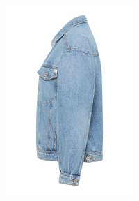 Veste en denim bleu clair présentant un design classique avec un col pointu, des poches boutonnées et des poignets ajustables. Texture douce avec des coutures visibles.