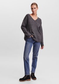 Vero Moda VMCREWLEFILE V-NECK NOOS - Maglione - medium grey melange
