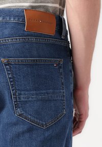 Tommy Hilfiger REGULAR MERCER - Egyenes szárú farmer - blue denim